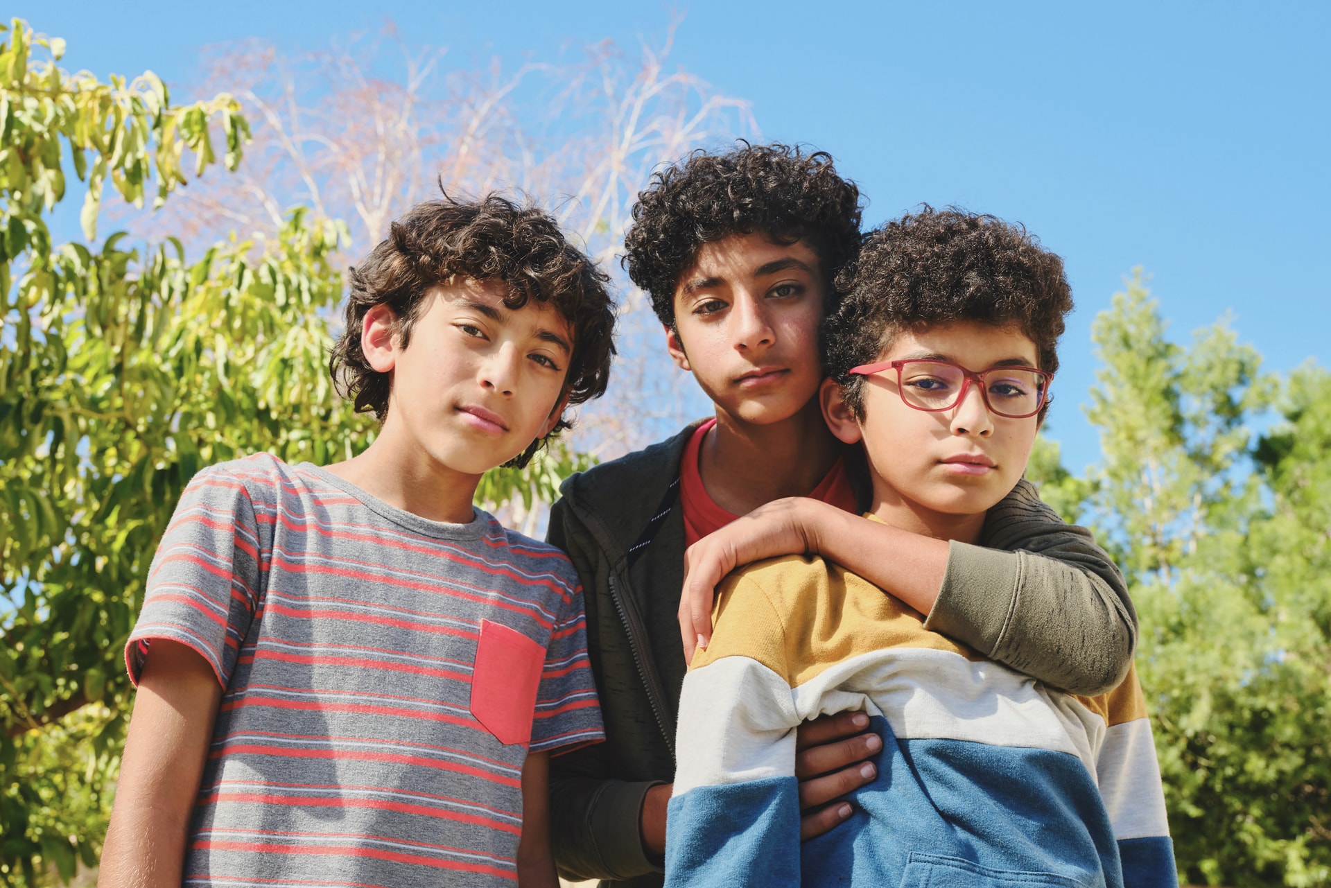 Tres hermanos adolescentes