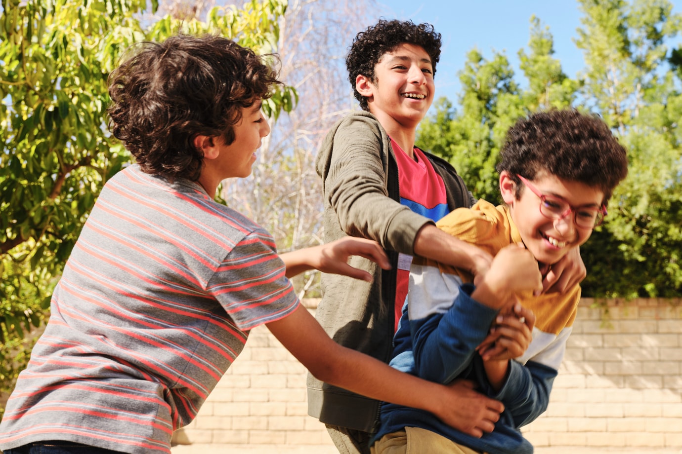 Hermanos adolescentes disfrutando juntos