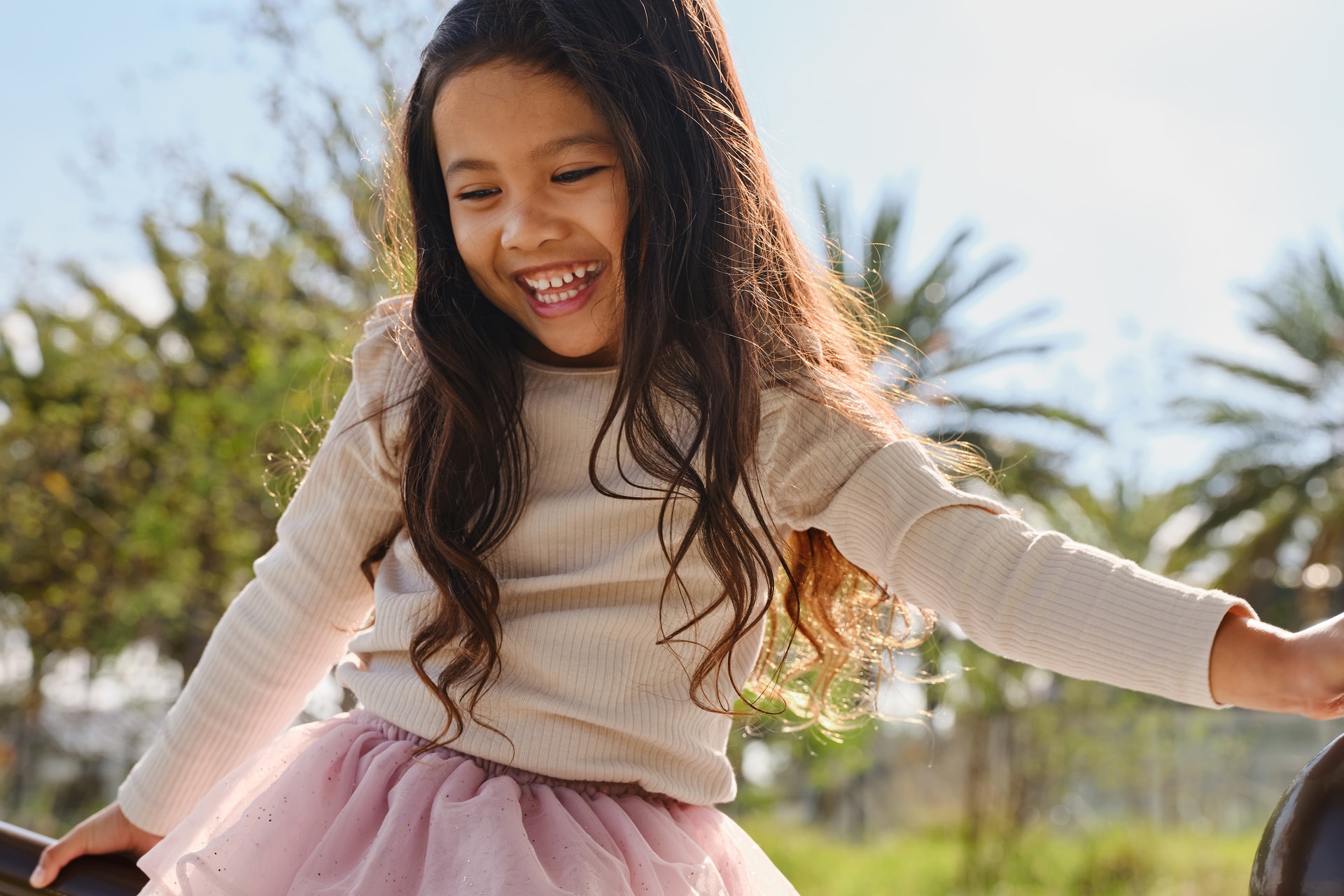 Niña feliz en un parque