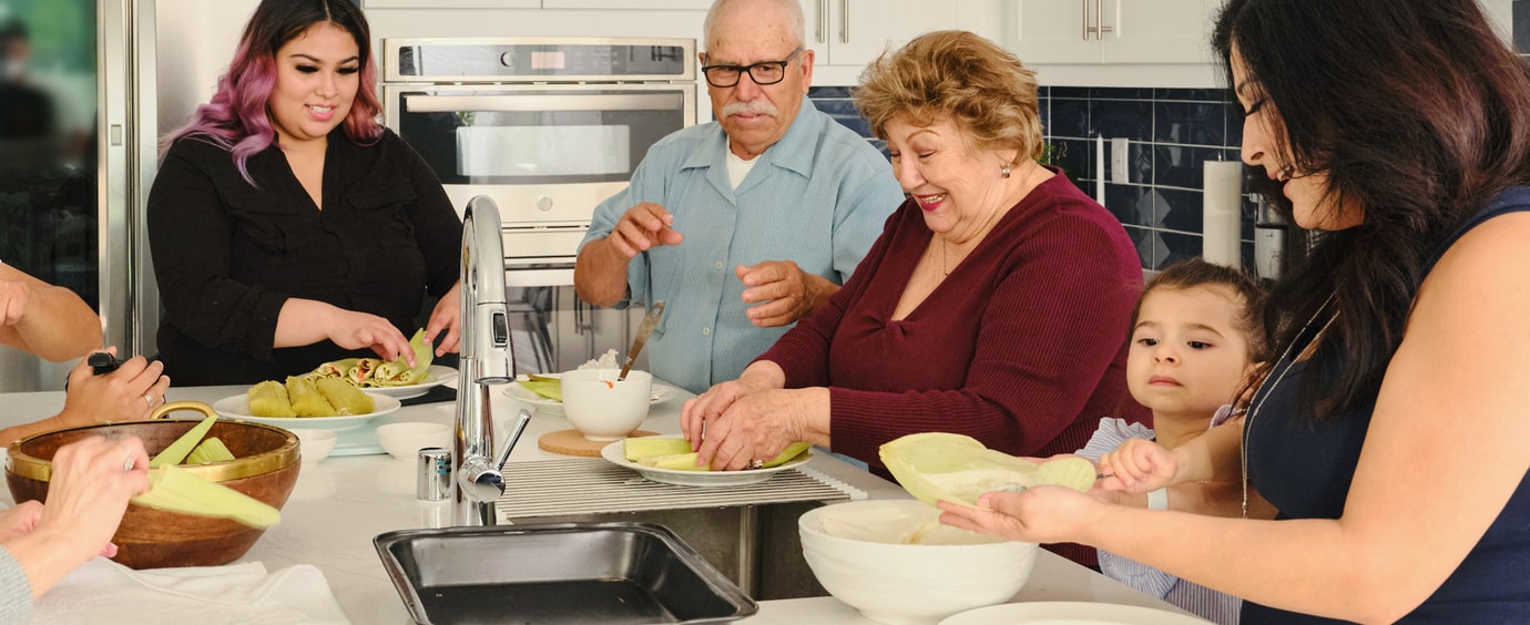 Familia hispana preparando tamales