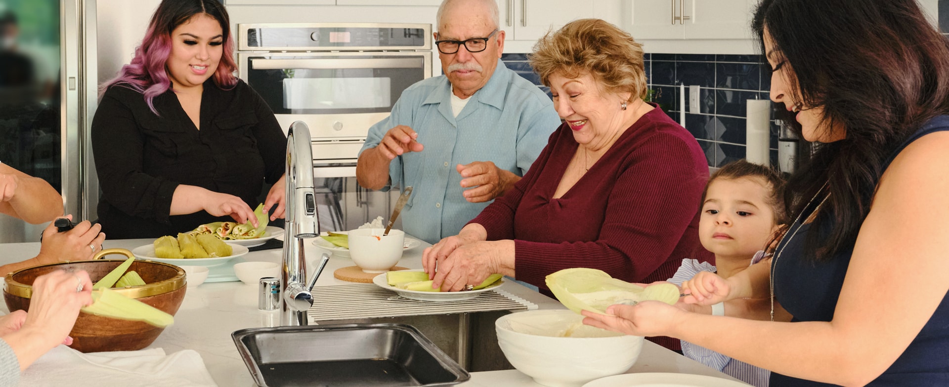 Familia hispana preparando tamales