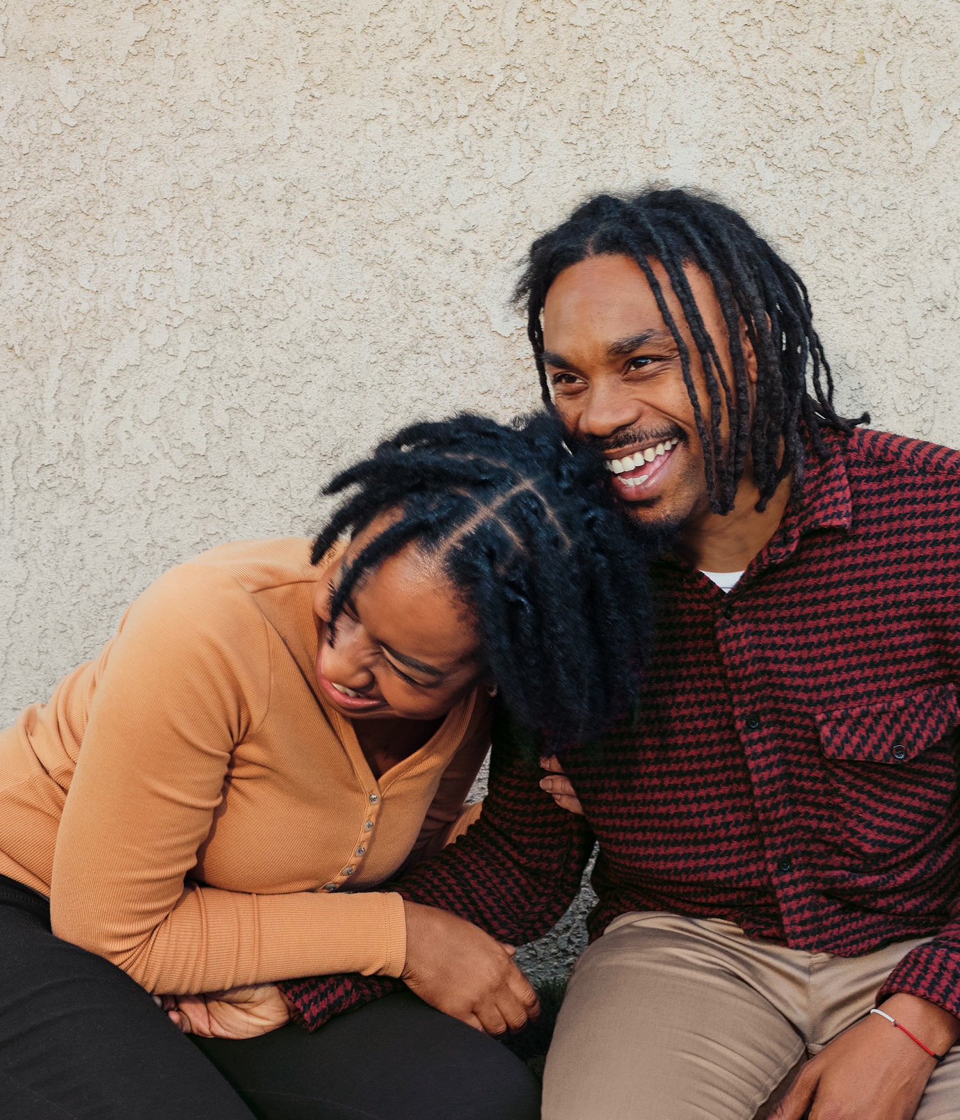 Pareja sonriendo y abrazados