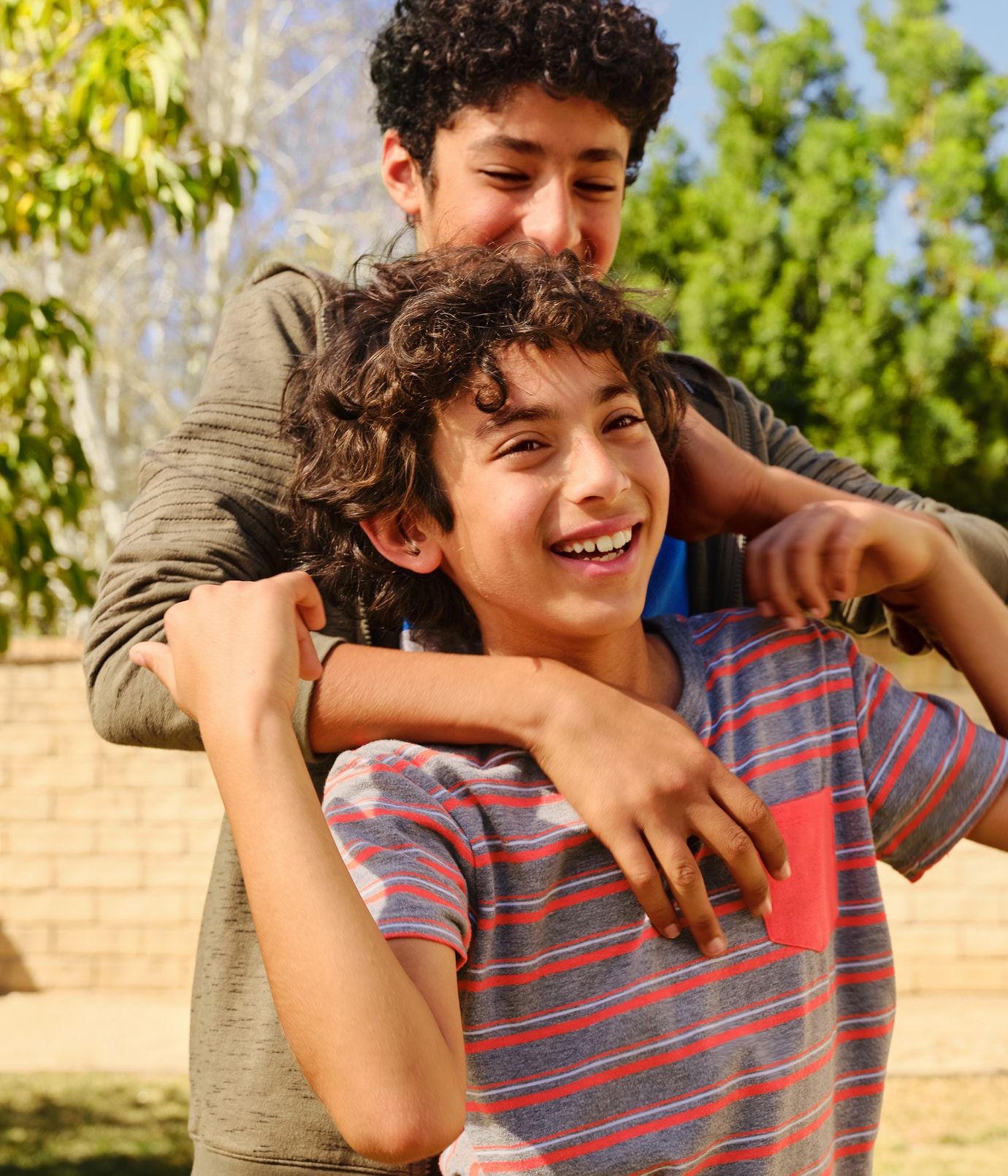 Dos niños jugando en el jardín de una casa