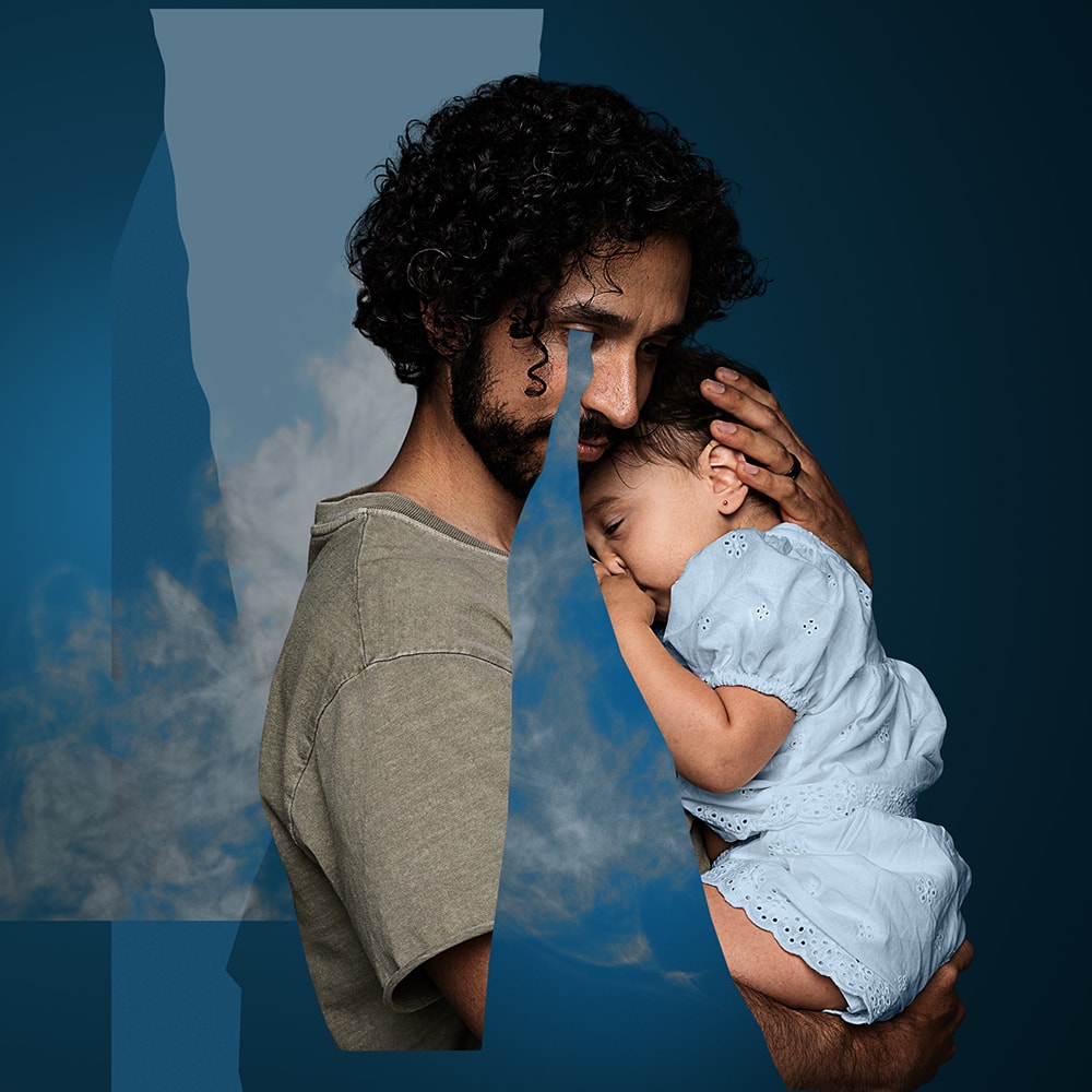 hombre llorando abrazando a su bebe