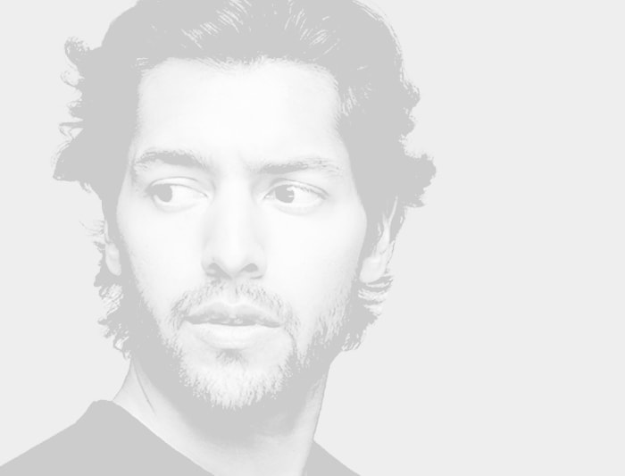 una imagen de blanco y negro de un hombre con barba