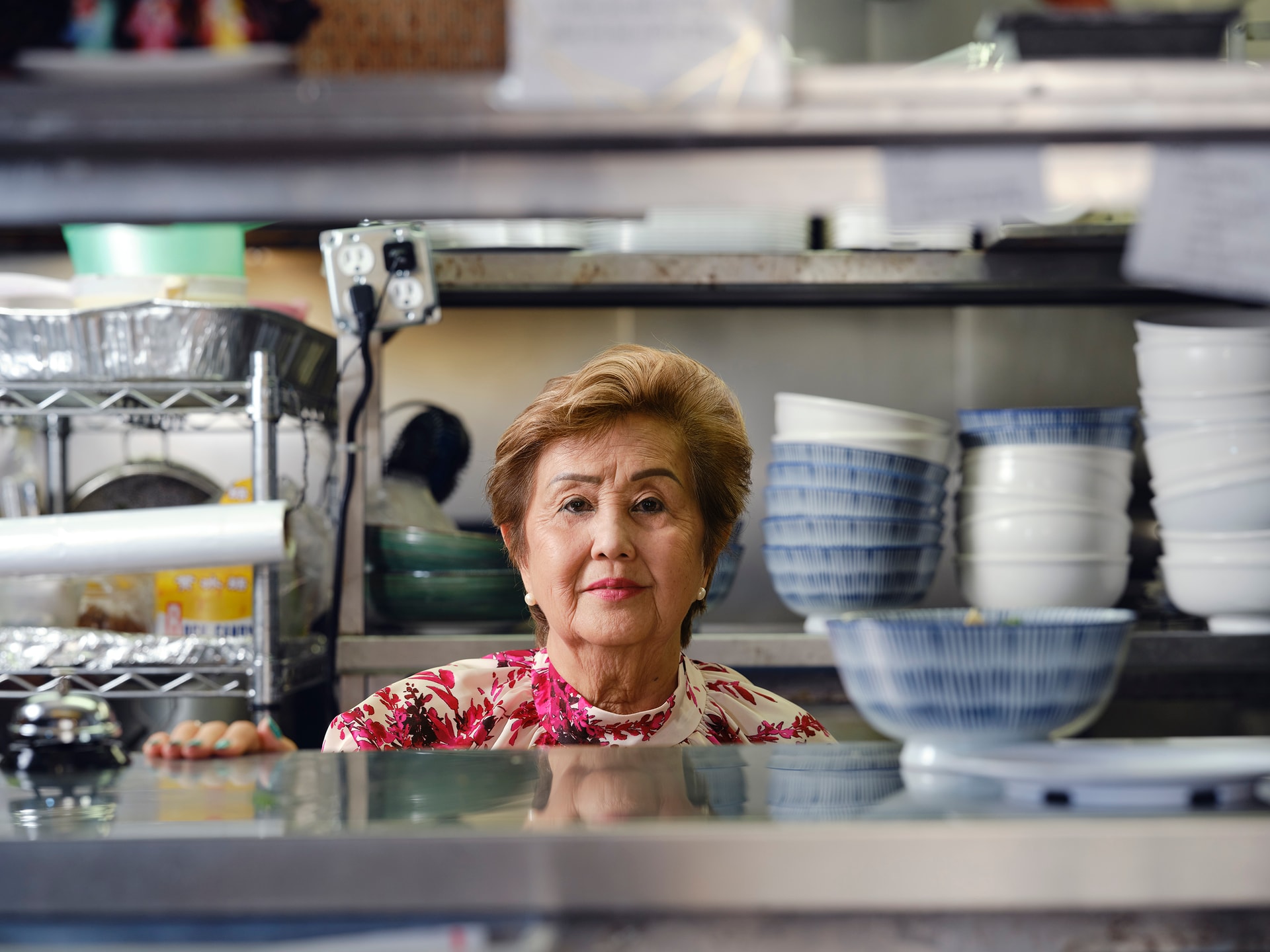 una dueña de restaurante tomando ordenes en su cocina