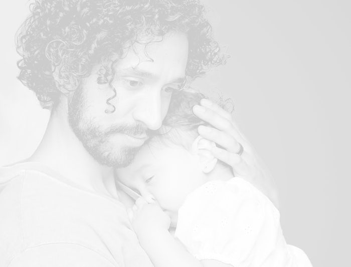 una foto de blanco y negro de un hombre llorando abrazando a su bebe